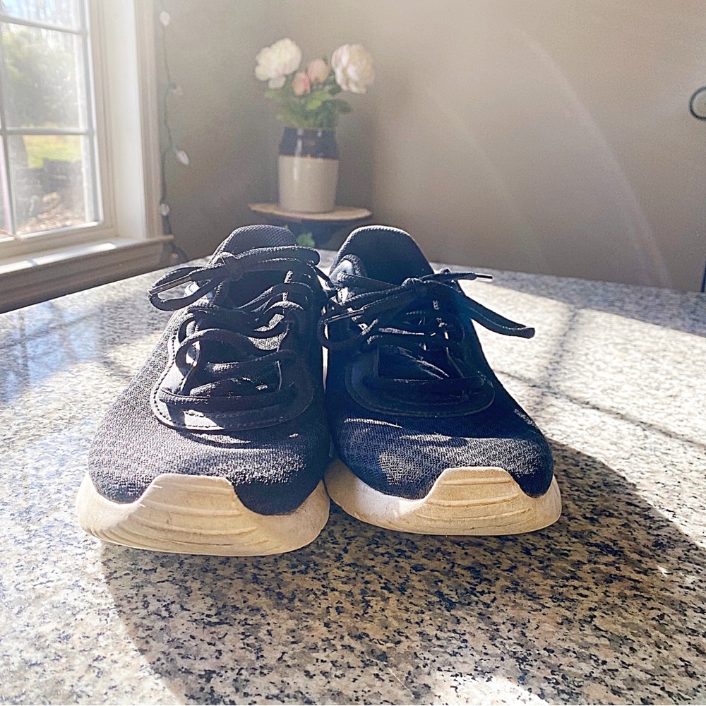 ♥️💖 Nike Women’s D16257-004 Black & White Lightweight Sneakers Size 9 - Picture 5 of 8